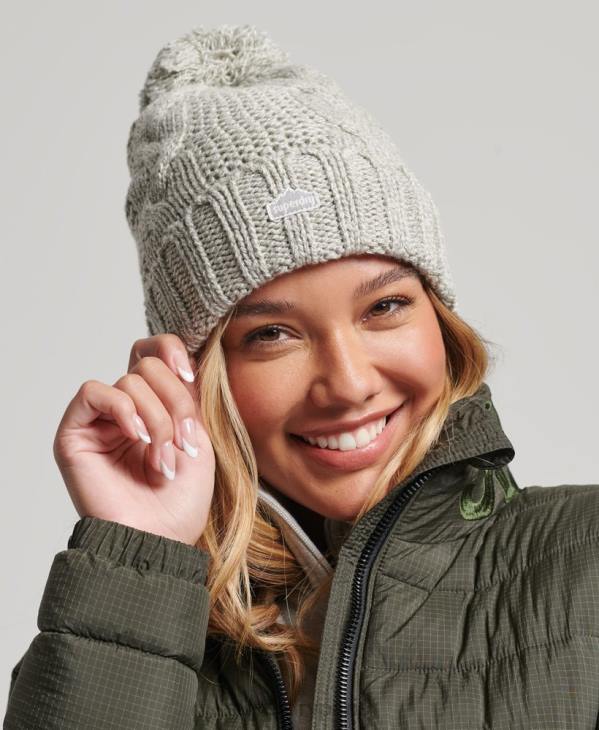 Superdry femmes bonnet à pompon en maille torsadée D64Z4256 accessoires gris clair