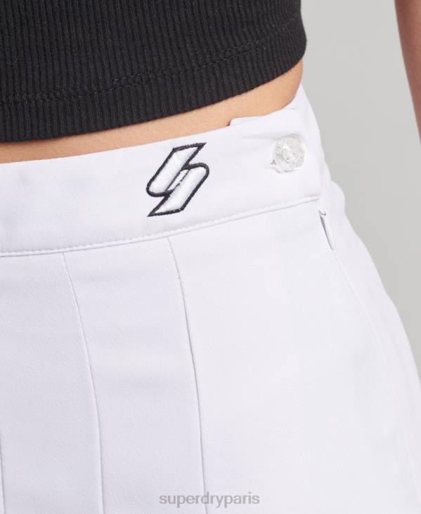 Superdry femmes jupe de tennis code essentiel D64Z6631 vêtements blanc